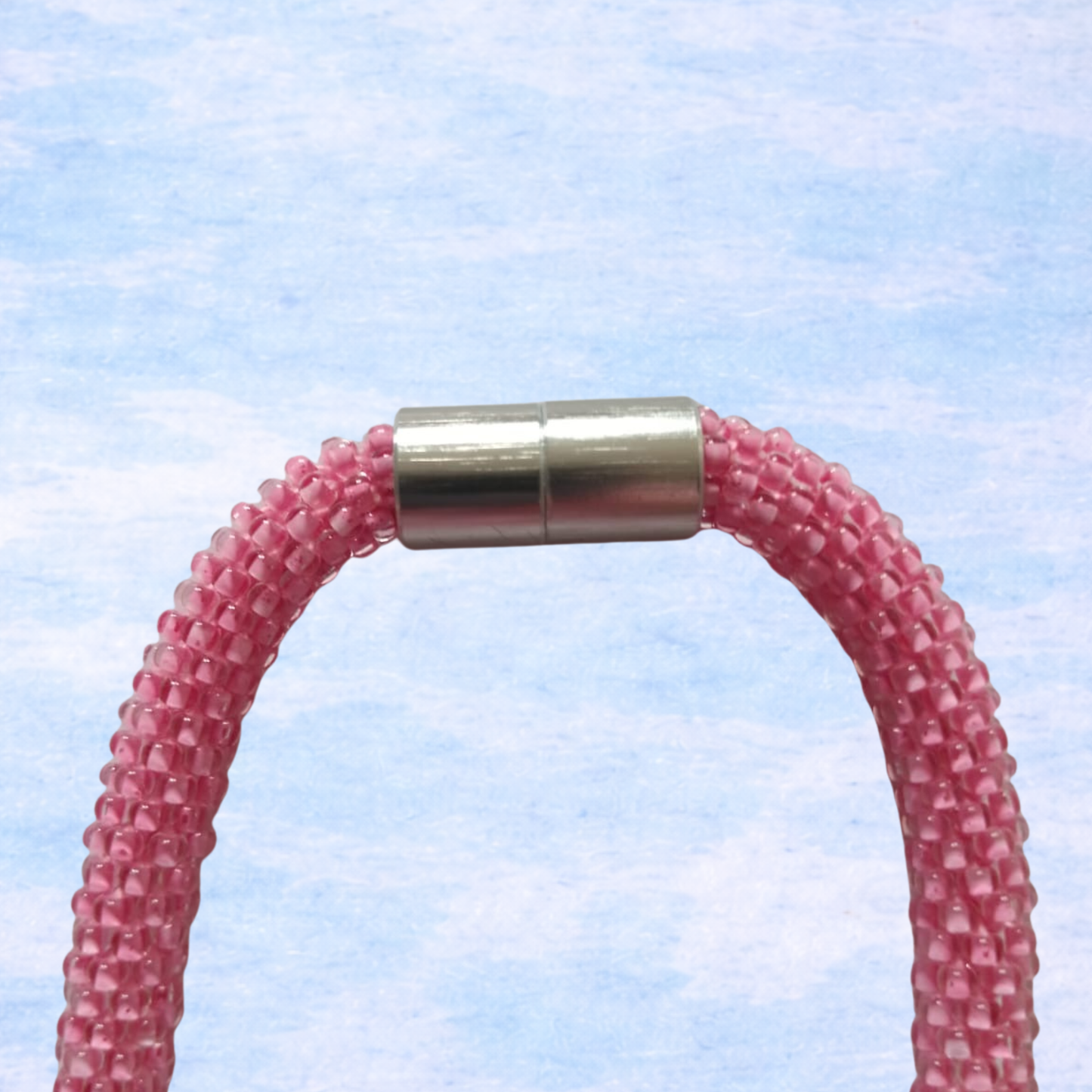 Handgehäkelte Halskette in Pink-Rosa mit zartem Glanz