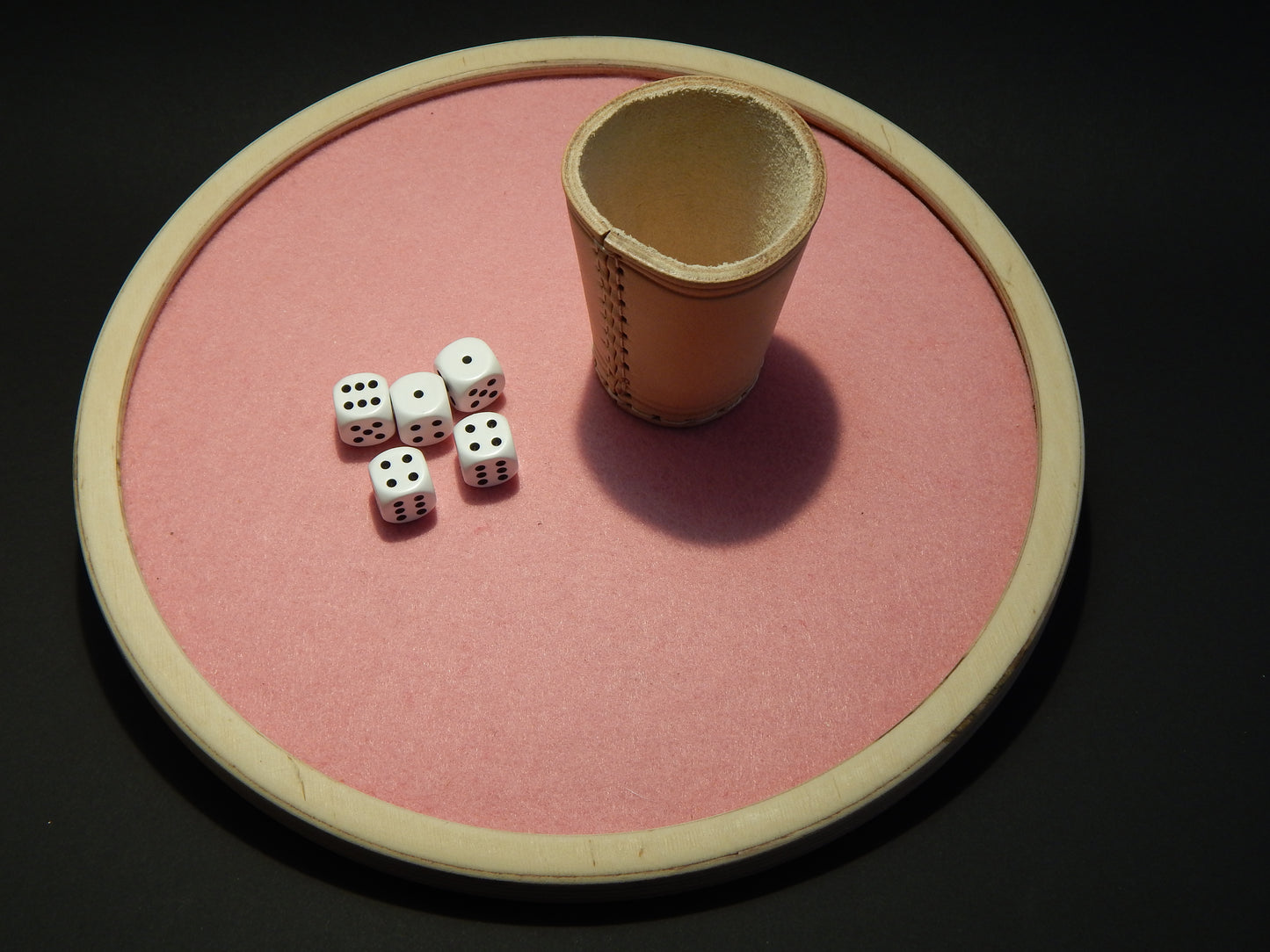 Würfelbrett mit Würfel und Würfelbecher