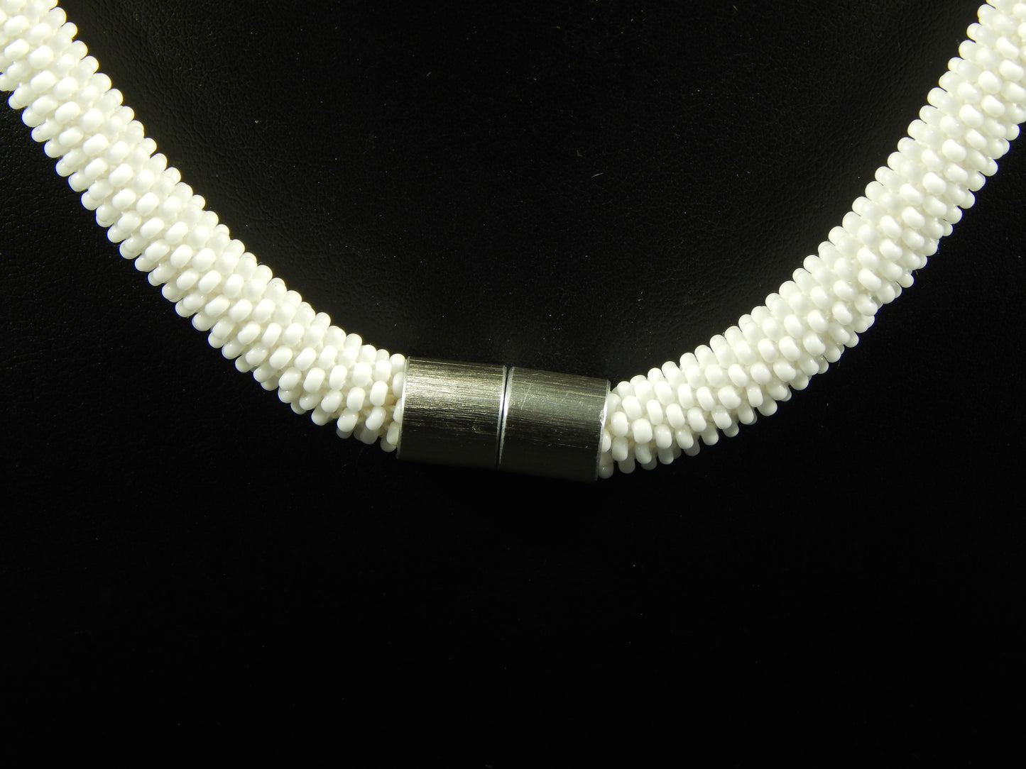 Weiße Kette mit blau-zirkonen und weißen Kristallelementen