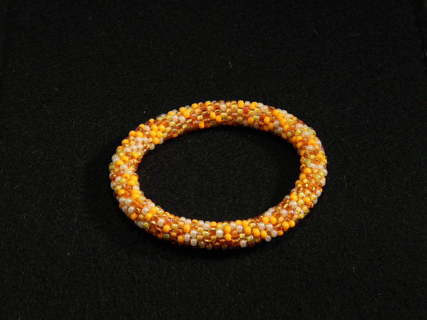 Orangefarbenes, gemischtes Armband