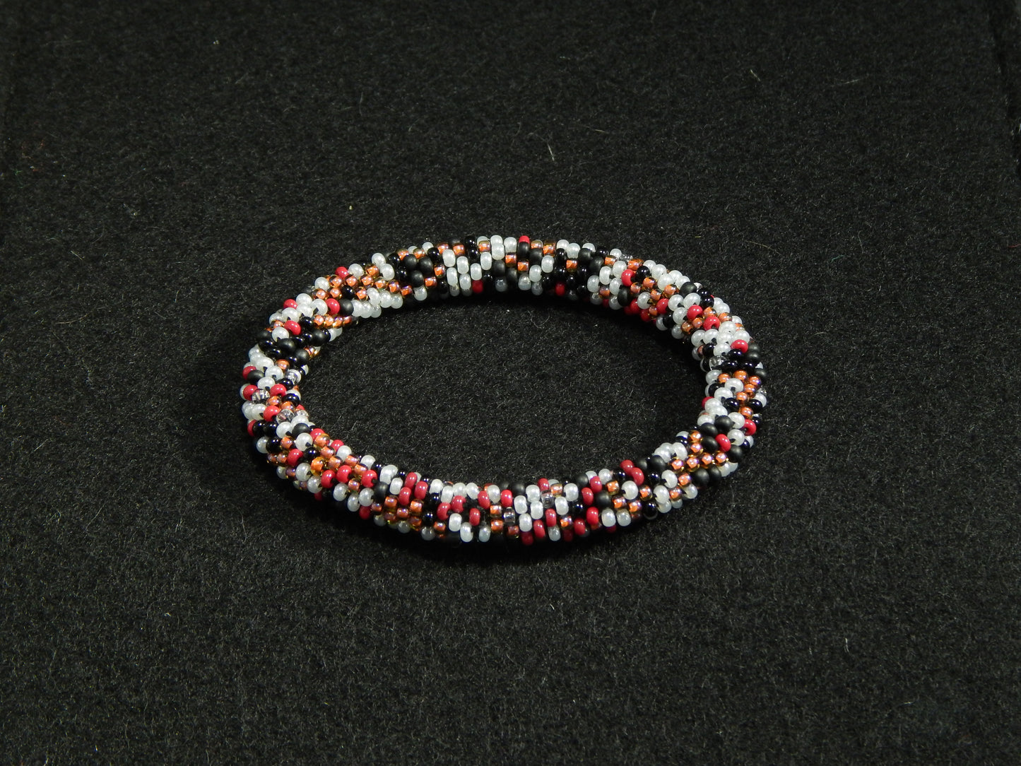 rot, schwarz,weiß, braune Mischung Armband