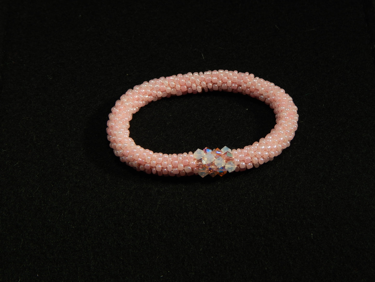 rosafarbenes Armband mit Kristallelemente