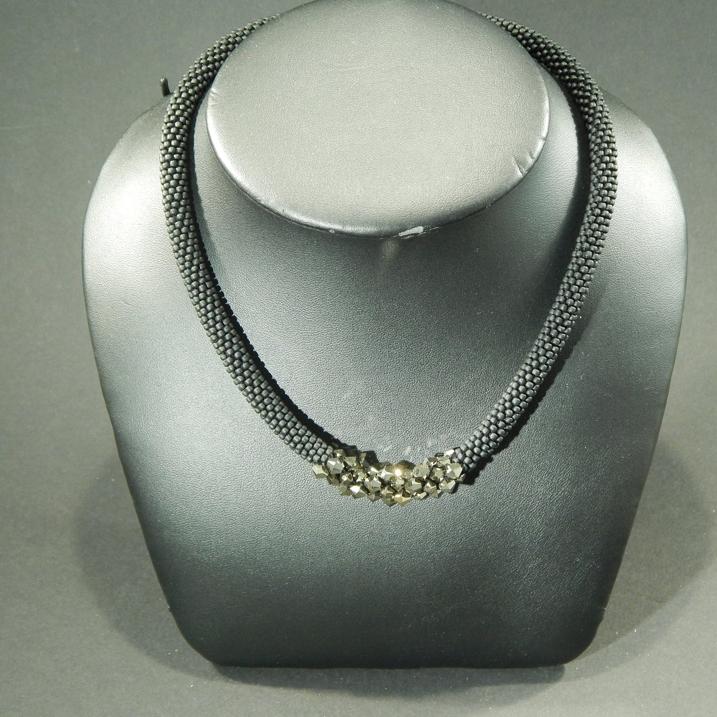 schwarz matte Kette mit goldfarbenen (Dorado) Kristallelementen