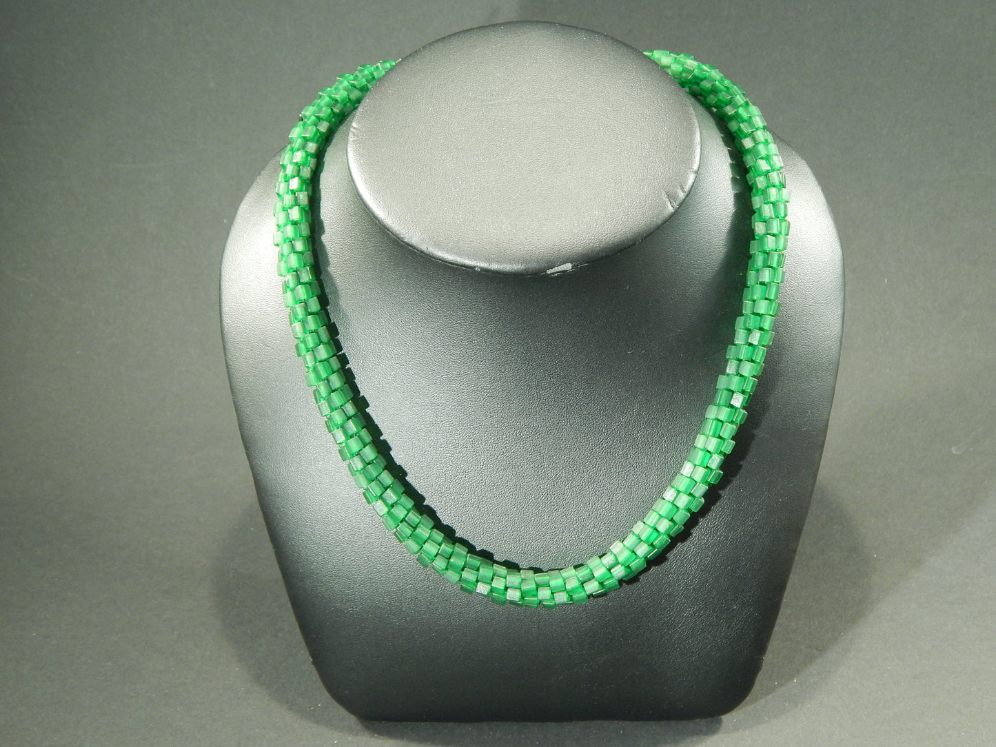 dunkelgrün matte Kette