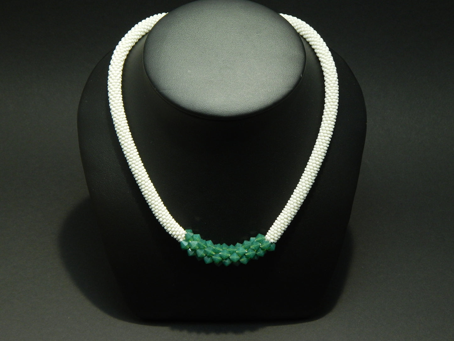 wollweiße Kette mit matten grünen Kristallelementen