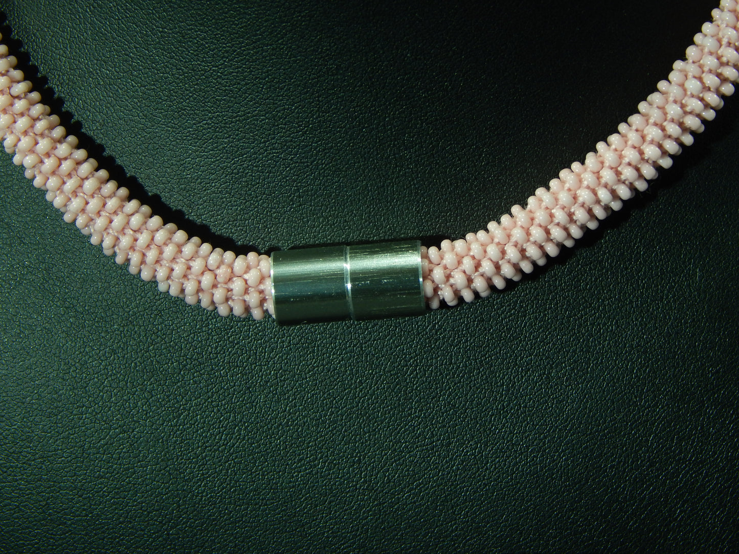 rosafarbene Kette mit rosa schimmernden Kristallelementen