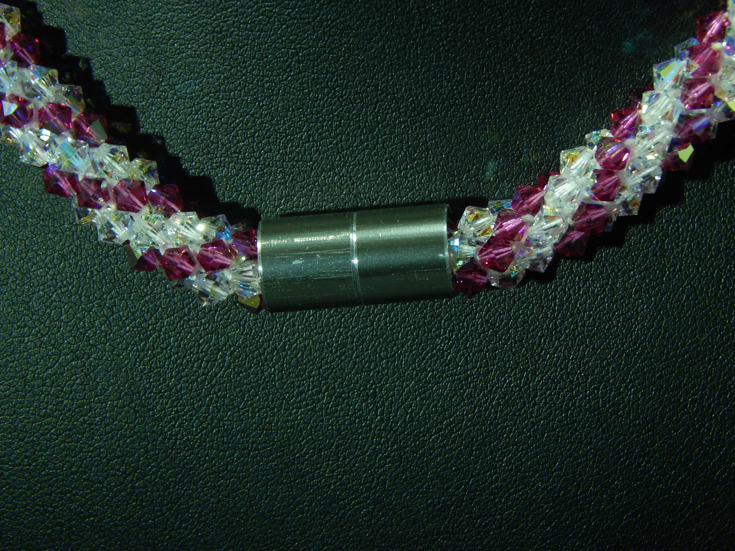 dunkelrosa und kristallfarbene Kette