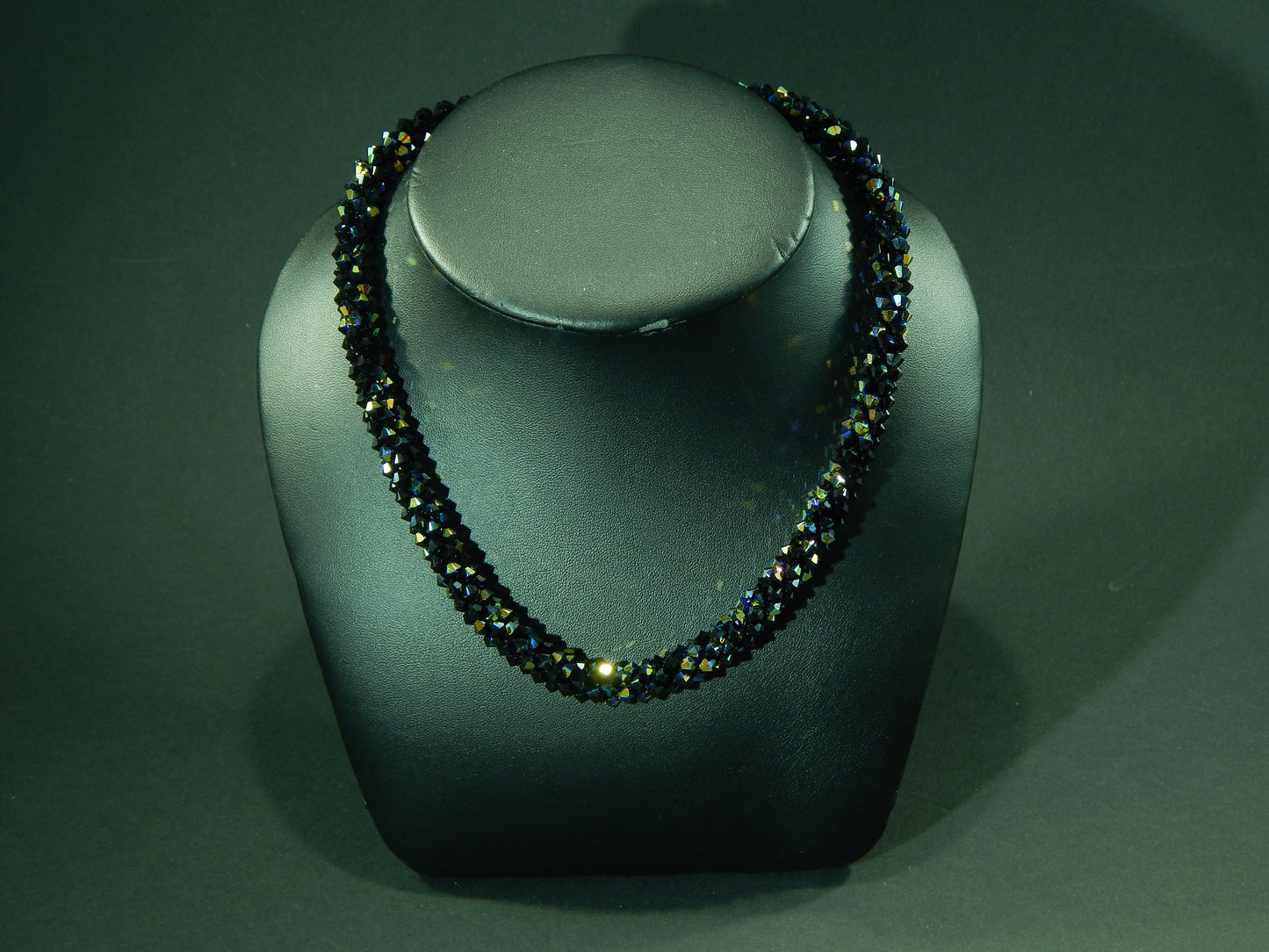 schwarz irisierende Kette
