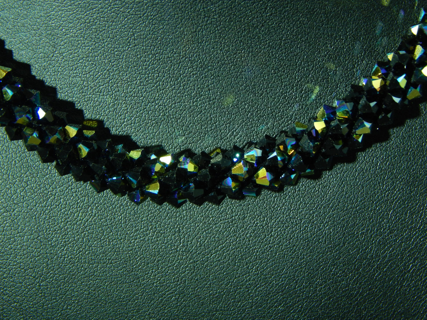 schwarz irisierende Kette