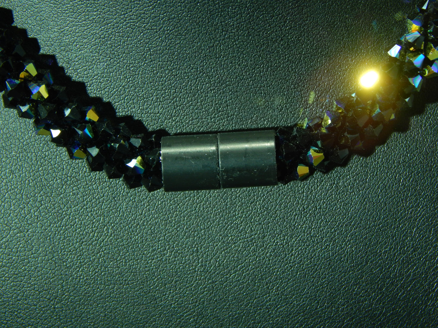schwarz irisierende Kette