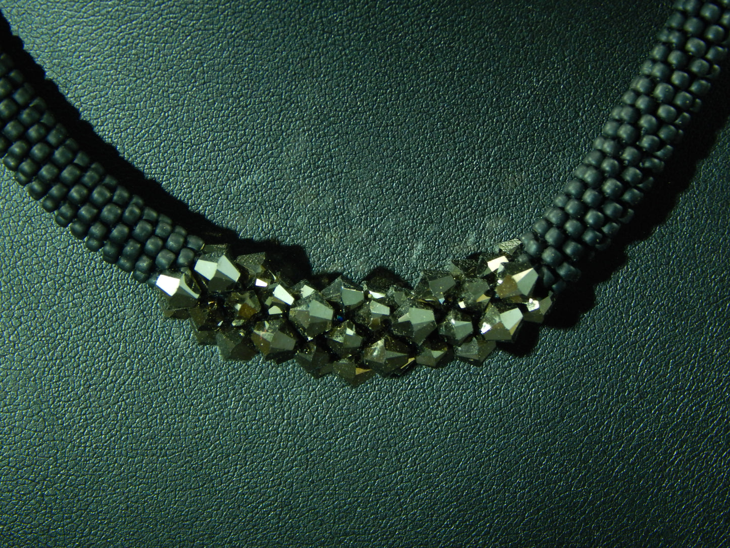 schwarz matte Kette mit goldfarbenen (Dorado) Kristallelementen