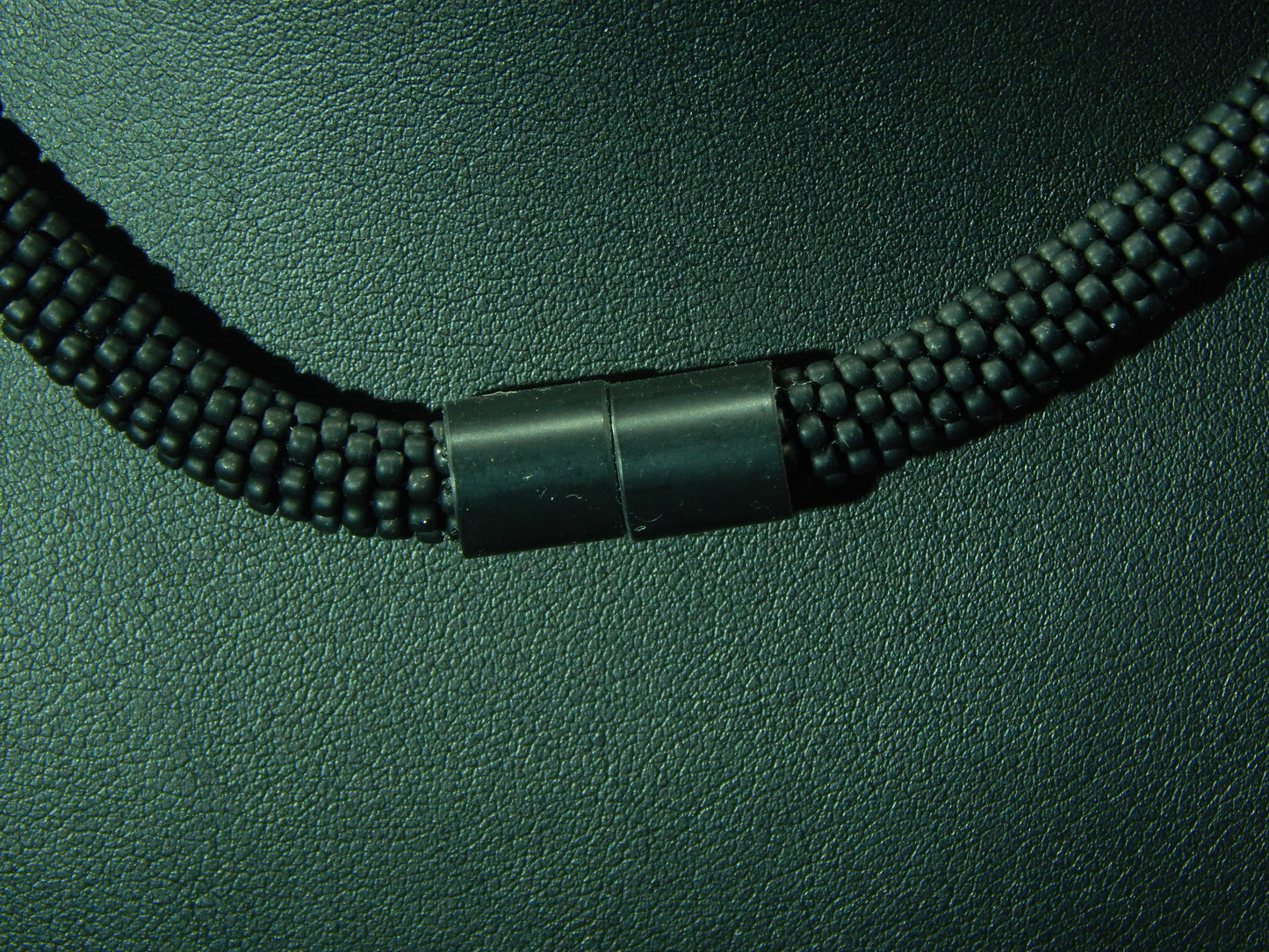 schwarz matte Kette mit goldfarbenen (Dorado) Kristallelementen