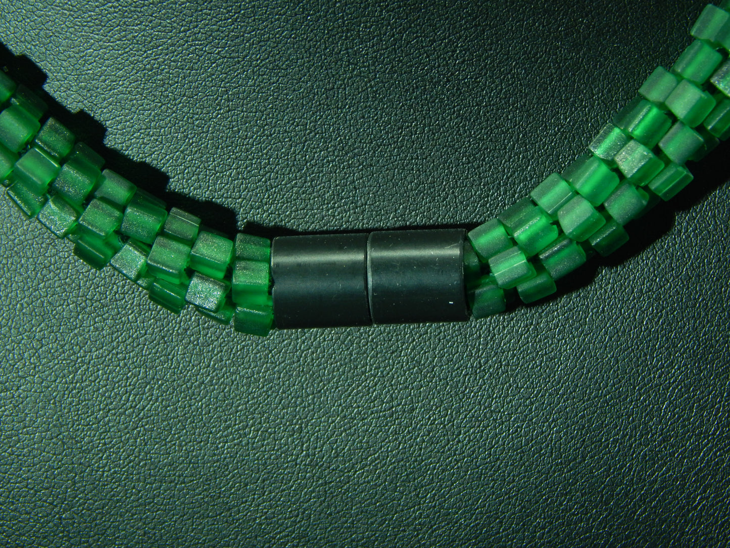 dunkelgrün matte Kette