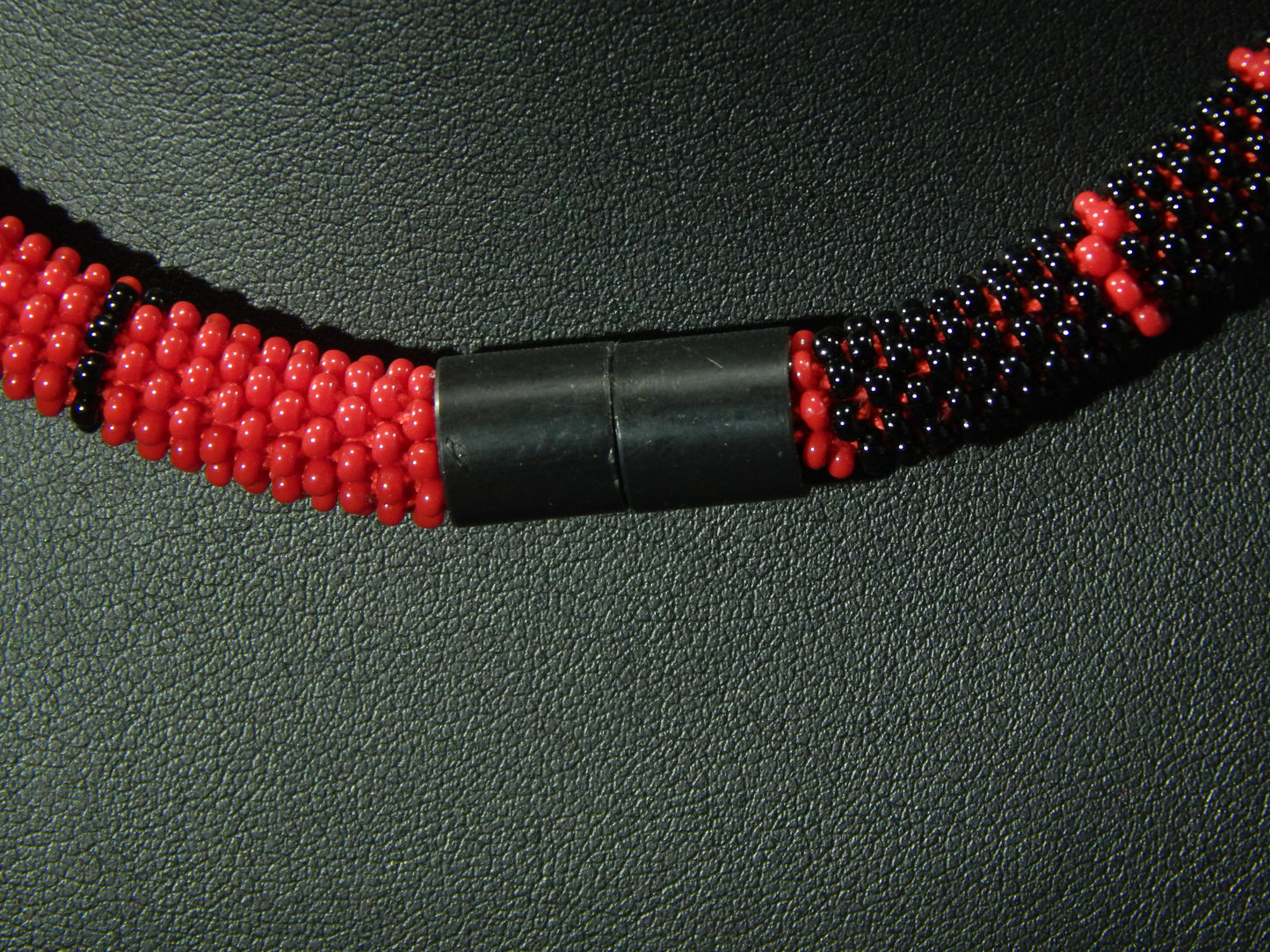 rot schwarze geringelte Kette, Unikat
