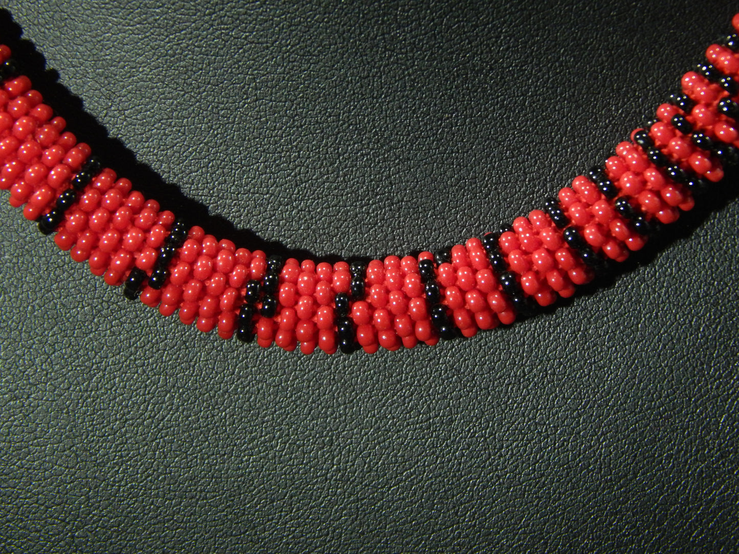 rot schwarze geringelte Kette, Unikat