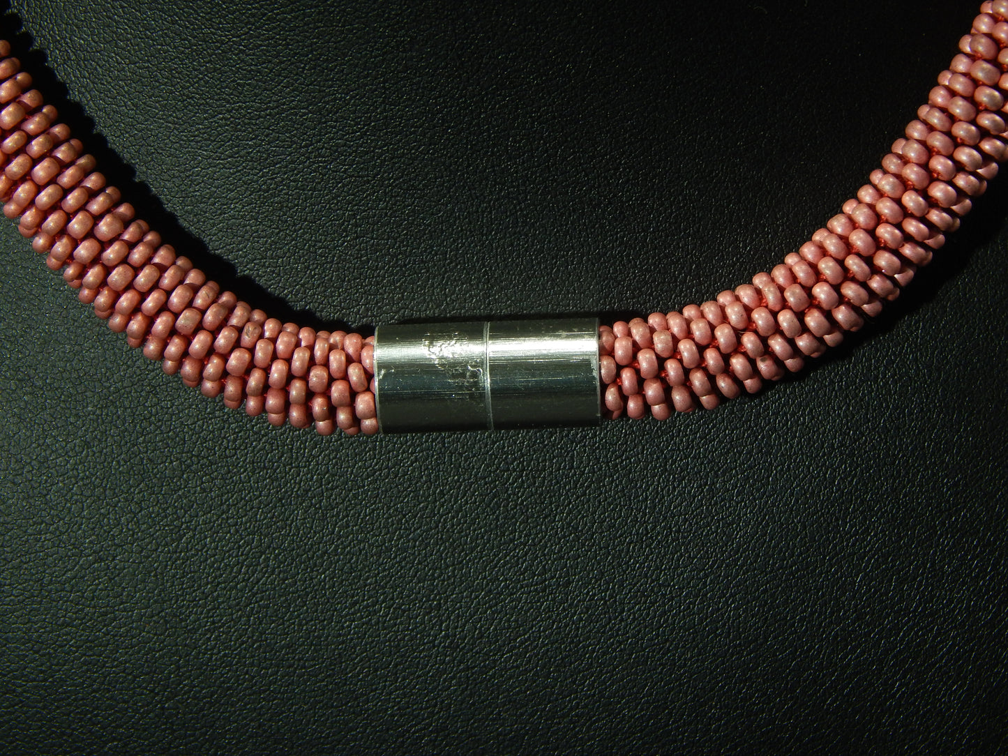 rosefarbene Kette mit schwarz schimmernden Kristallelementen