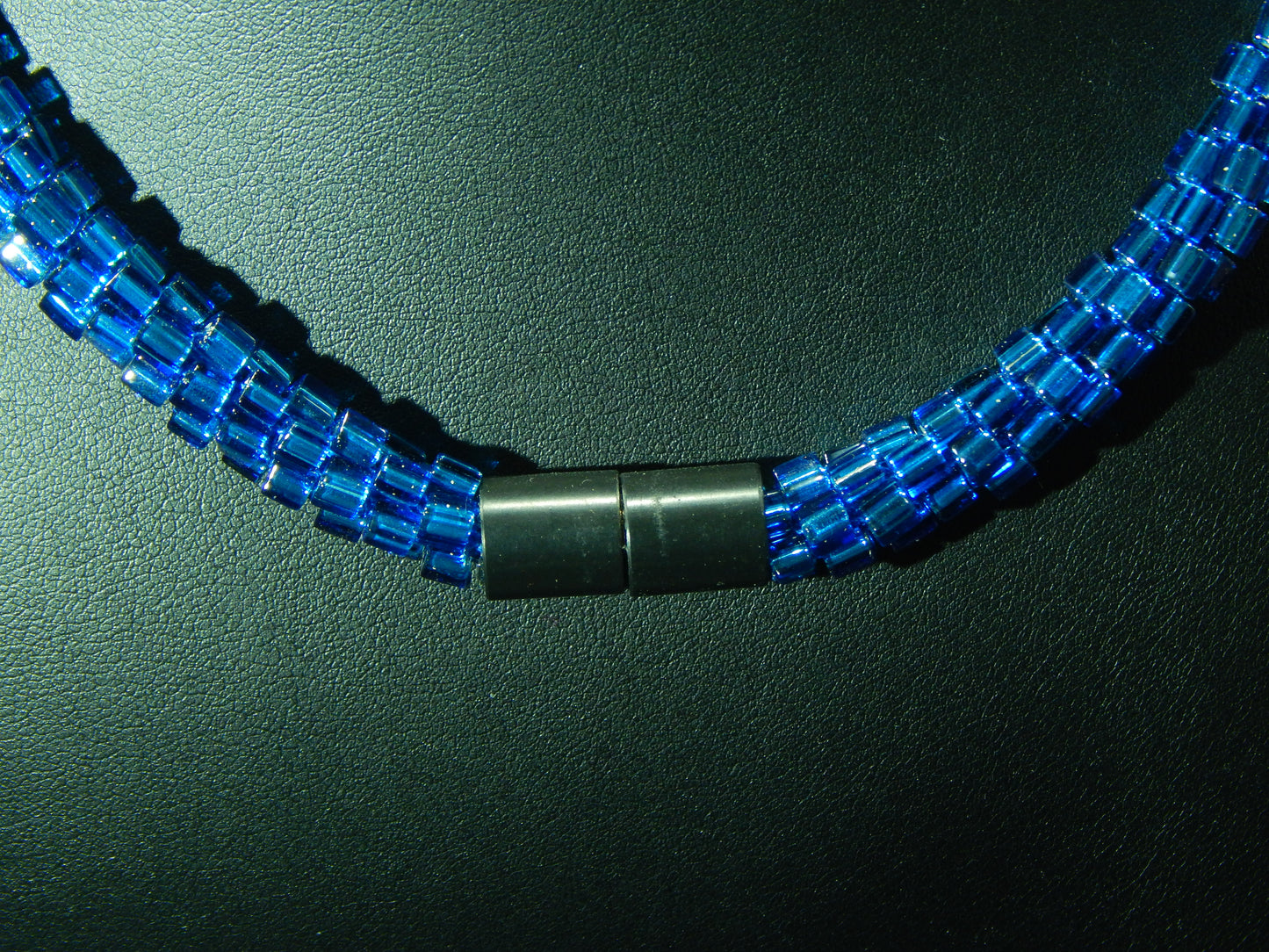 dunkelblau glänzende Kette