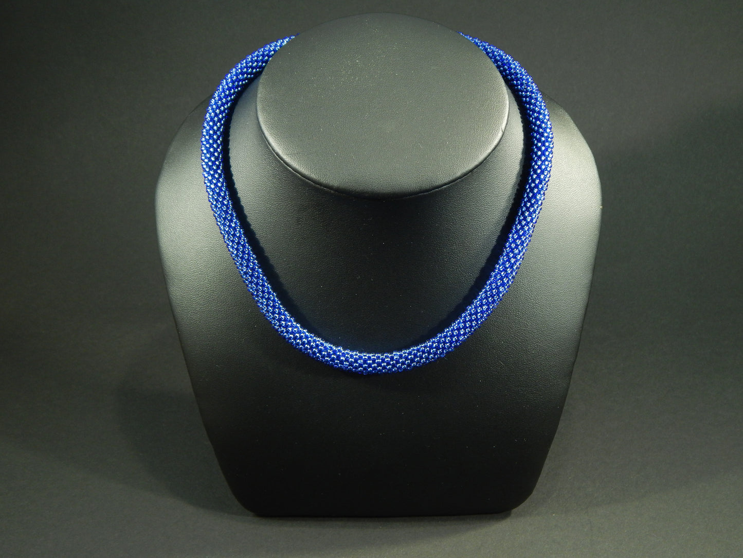 blau glänzende Kette