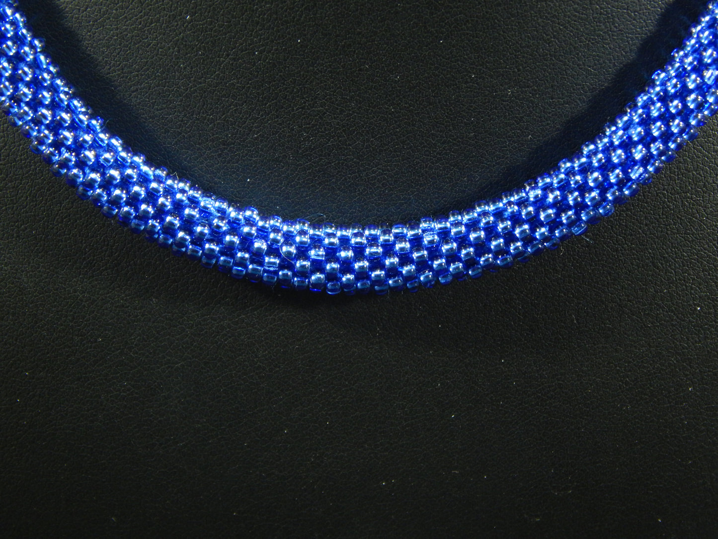 blau glänzende Kette