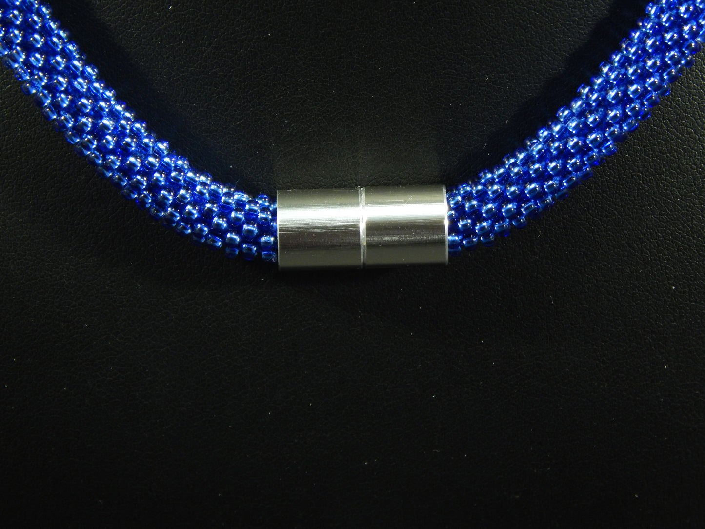 blau glänzende Kette