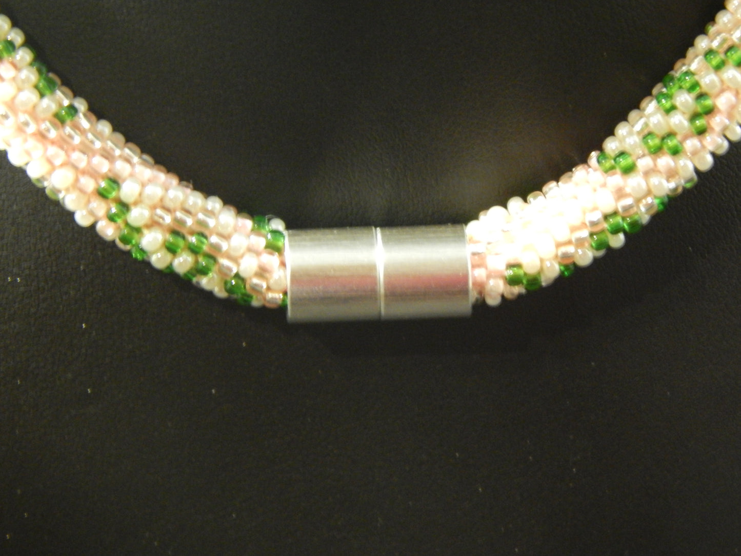 rosa-, hellgrünfarbige Kette, Unikat