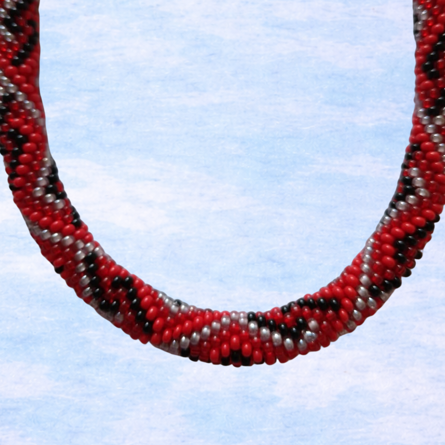Handgehäkelte Halskette in Rot-Schwarz mit silbergrauen Details