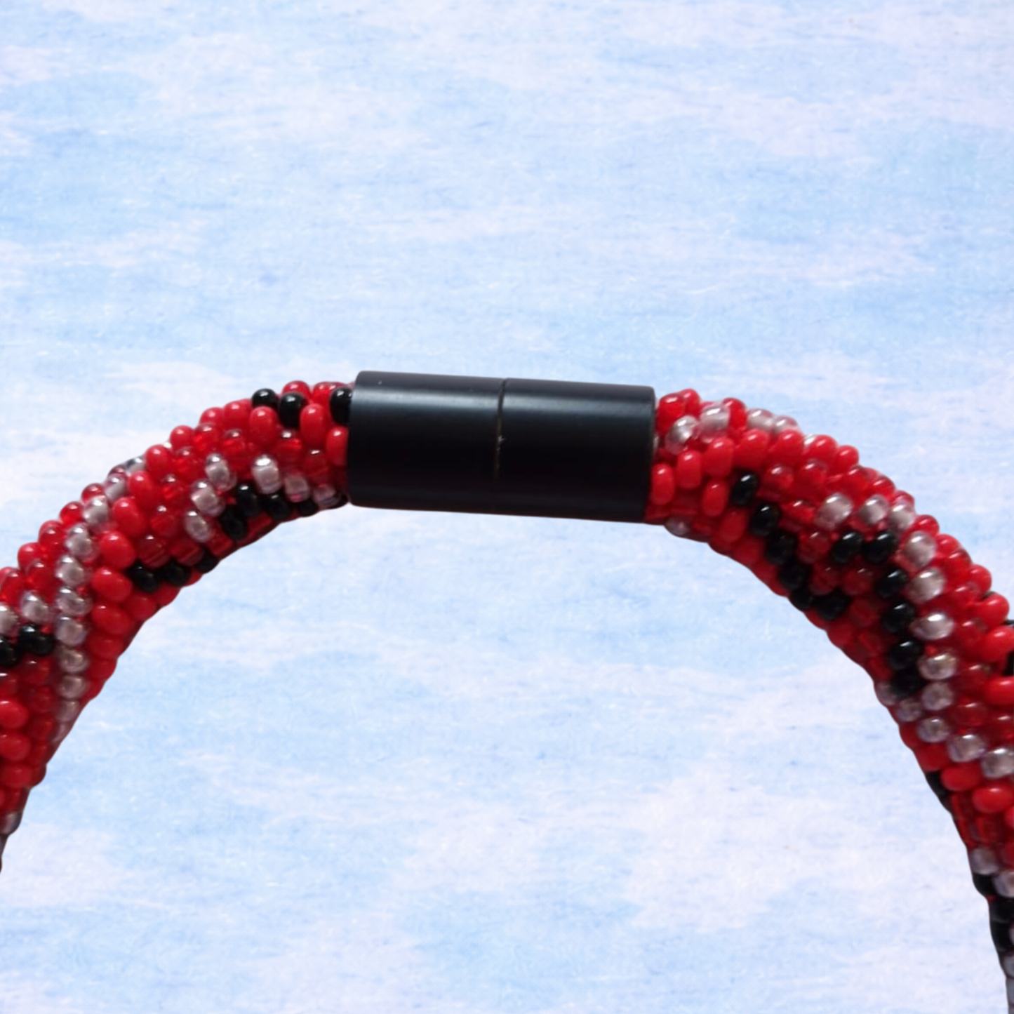 Handgehäkelte Halskette in Rot-Schwarz mit silbergrauen Details