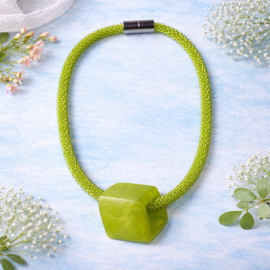 Handgehäkelte Halskette in Hellgrün mit abnehmbarem Schmuckanhänger