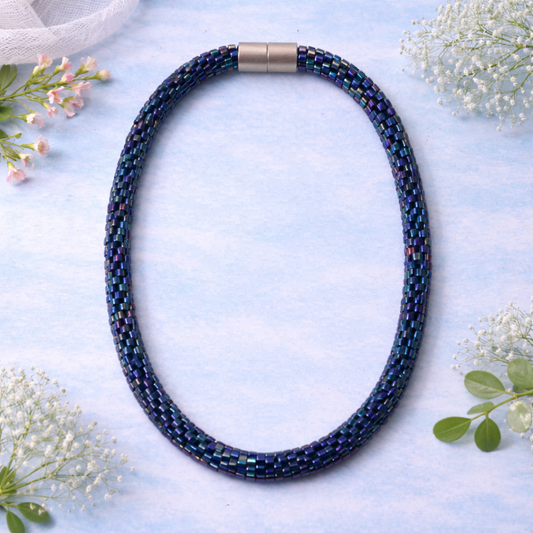 Handgehäkelte Halskette in Beerenton mit irisierenden Glasperlen
