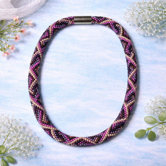 Handgehäkelte Halskette in Lila-Rosa mit glänzenden Glasperlen