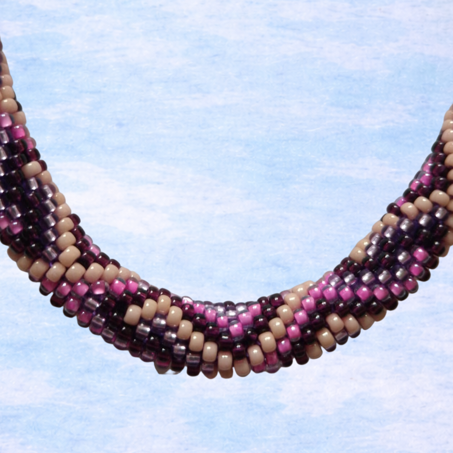 Handgehäkelte Halskette in Lila und Rosa mit feinen Details