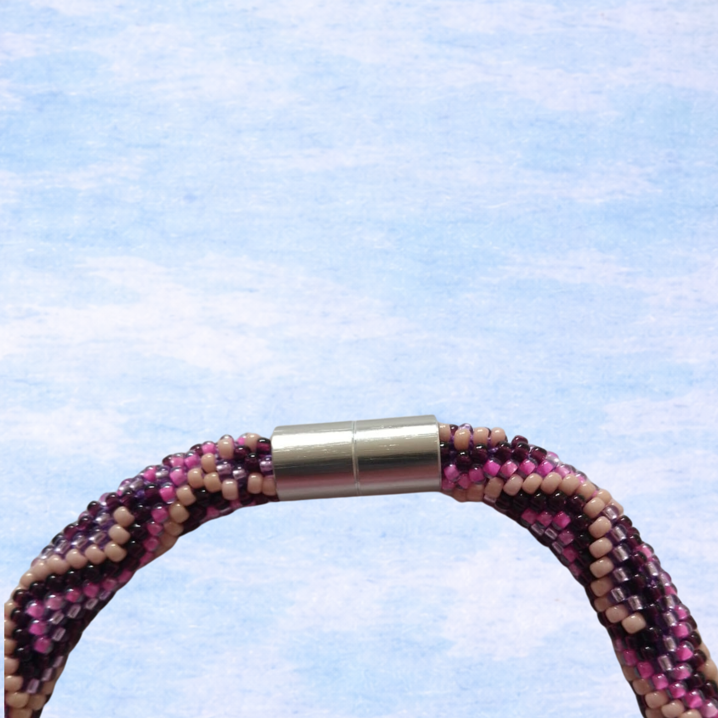 Handgehäkelte Halskette in Lila-Rosa mit glänzenden Glasperlen