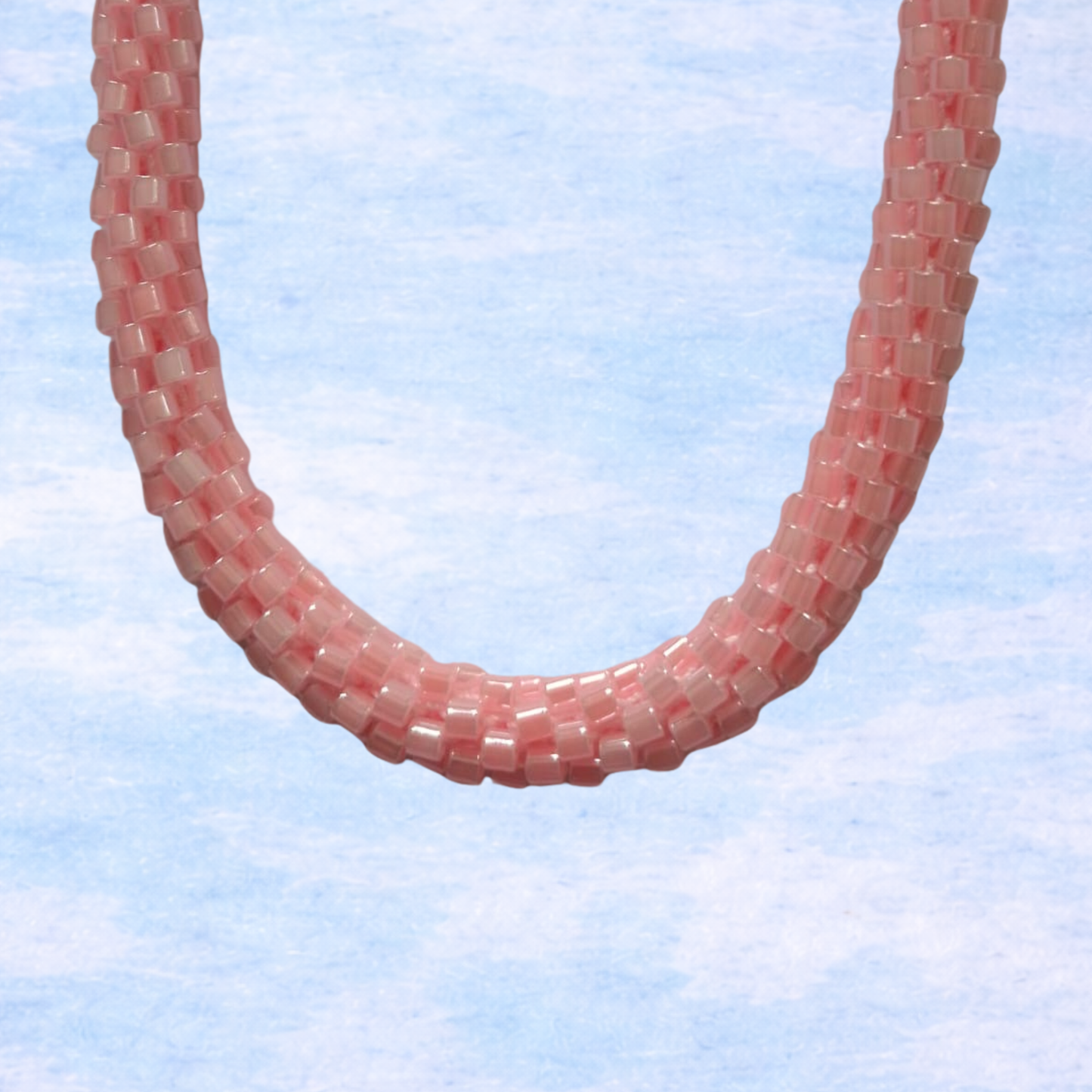 Handegehäkelte Halskette in hellem Rosa