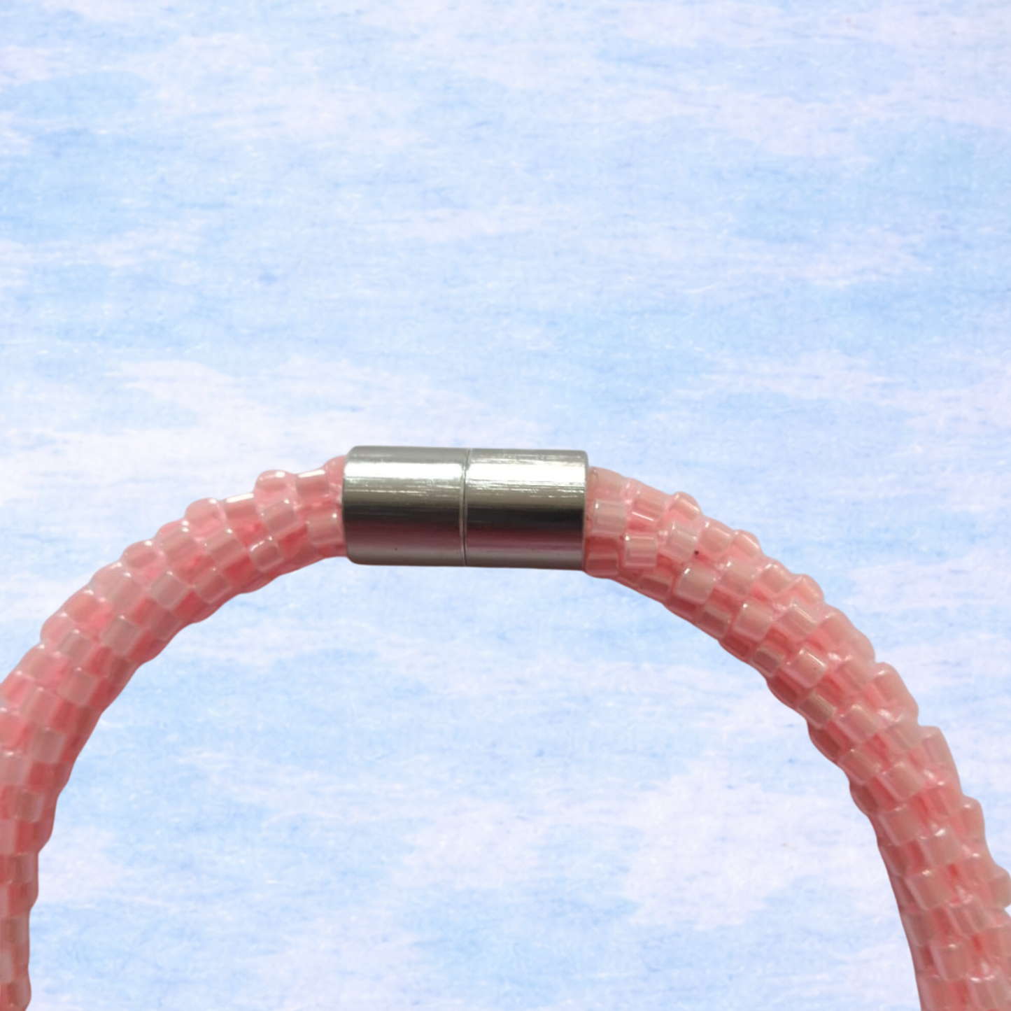Handegehäkelte Halskette in hellem Rosa