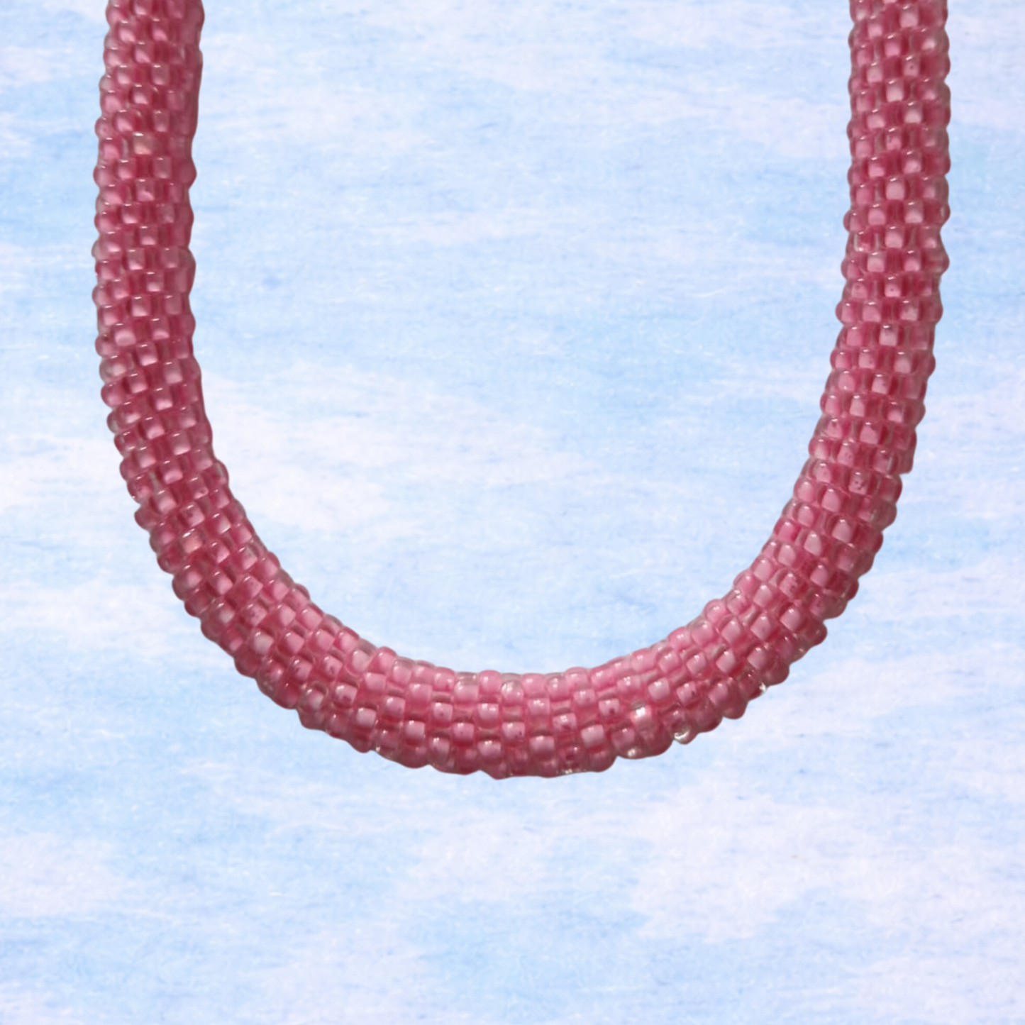 Handgehäkelte Halskette in Pink-Rosa mit zartem Glanz