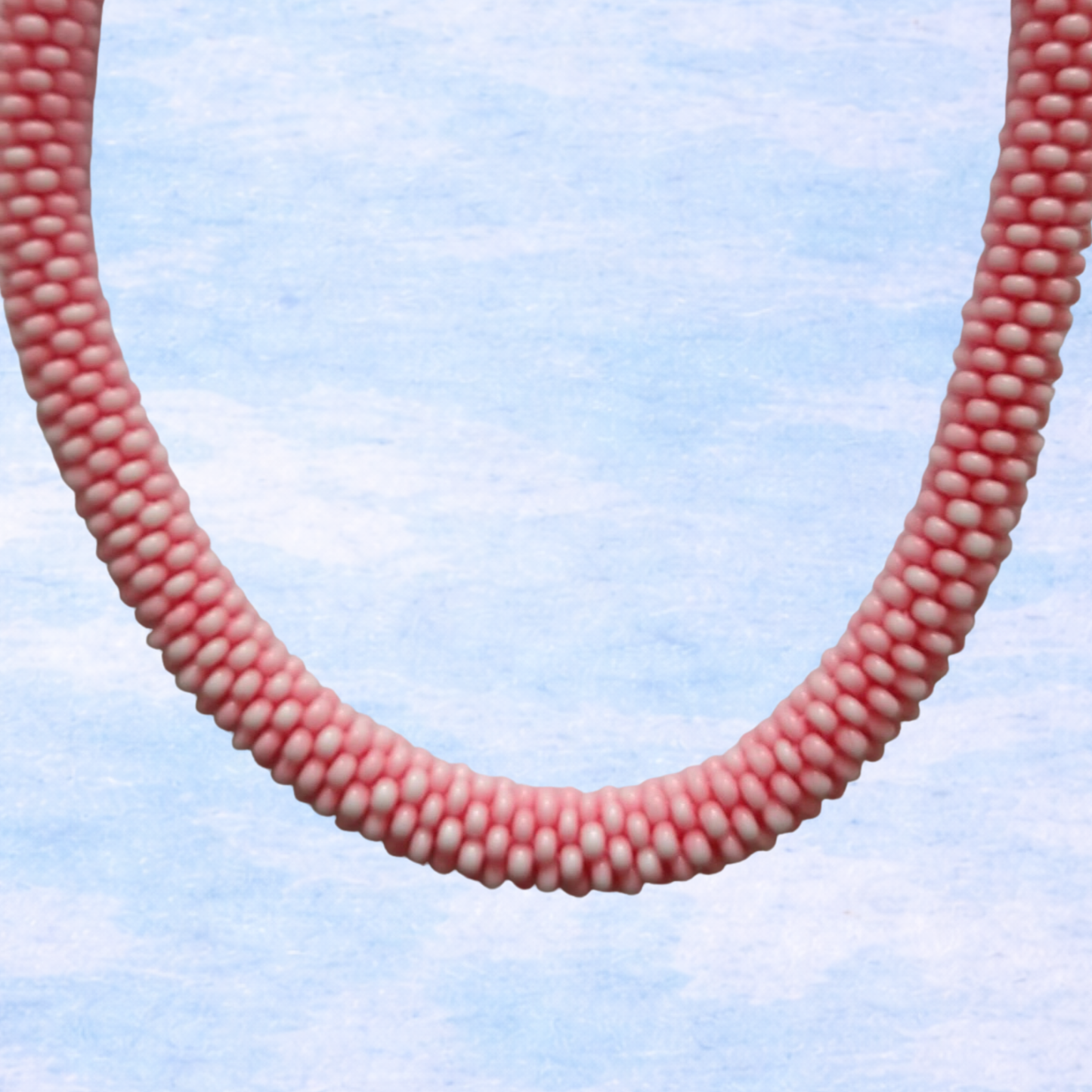 Handegehäkelte Halskette in Rosa mit feinem Glanz
