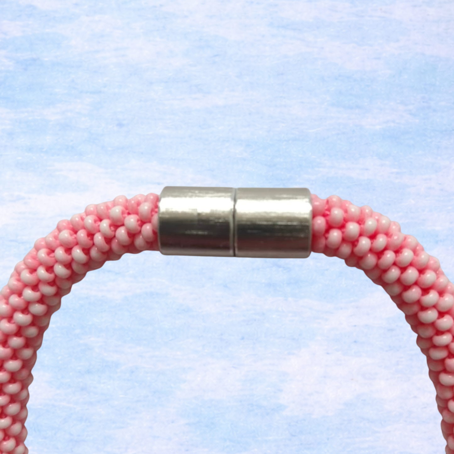 Handegehäkelte Halskette in Rosa mit feinem Glanz