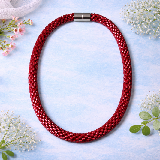 Handgehäkelte Halskette in tiefem Rot mit Glasperlen