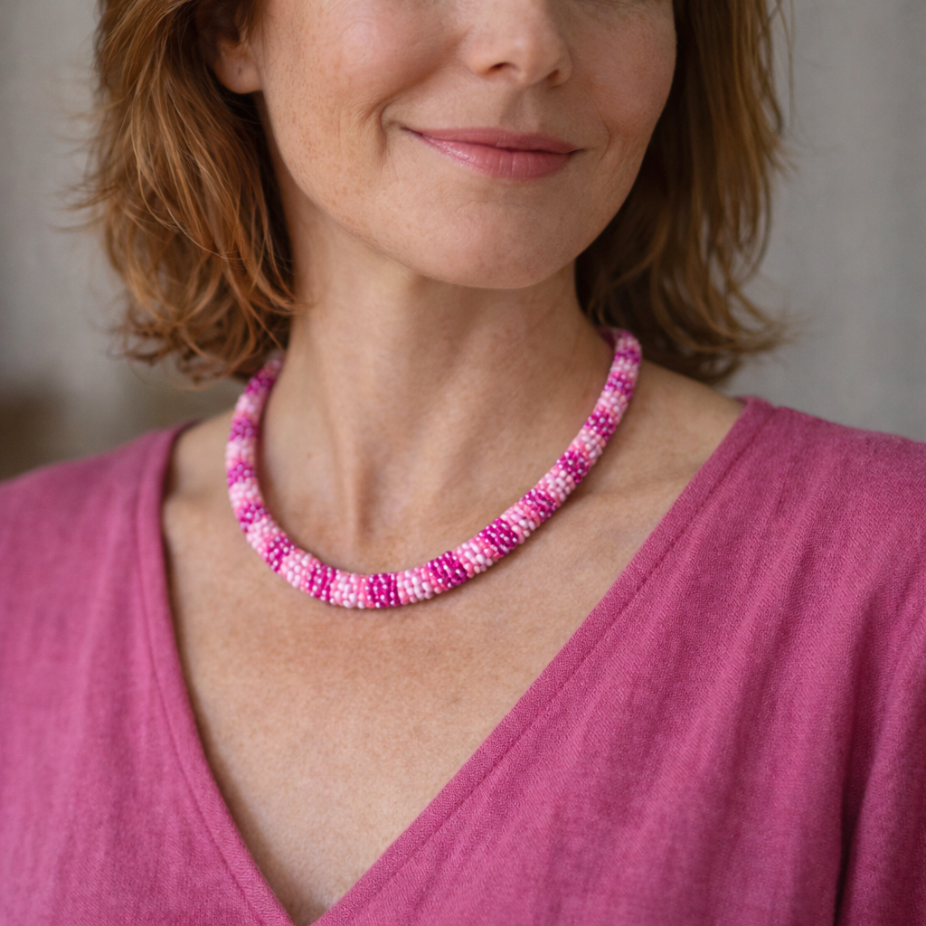 Handgehäkelte Halskette in Pink-Rosa mit drei Farbtönen