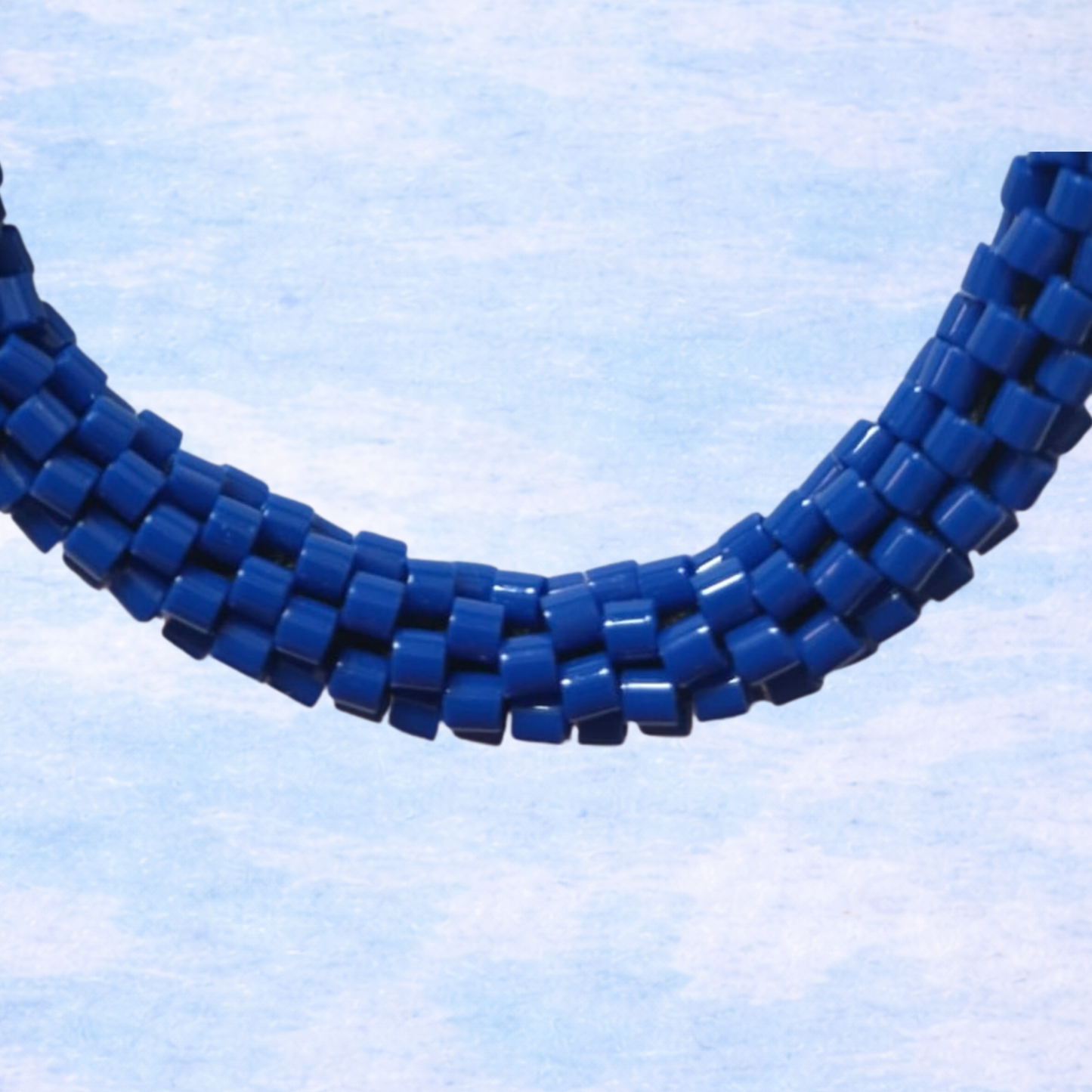 Handgehäkeltes Armband in Dunkelblau