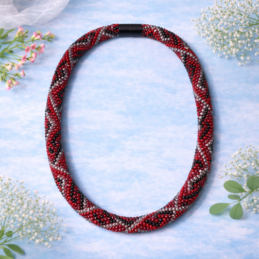Handgehäkelte Halskette in Rot-Schwarz mit silbergrauen Details