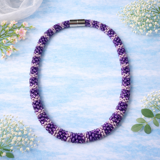 Handgehäkelte, geringelte Halskette in drei Lilatönen