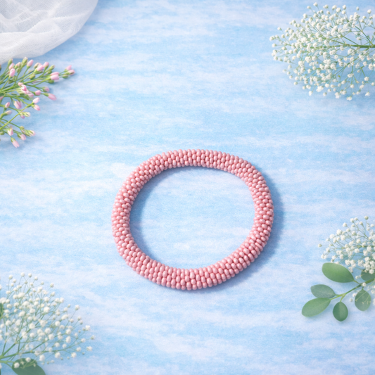 Handgehäkeltes Armband in Hellrosa – Schlupfarmband ohne Verschluss