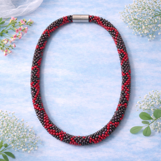 Handgehäkelte Halskette in Rot und Grau mit leichtem Glanz