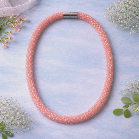 Handegehäkelte Halskette in hellem Rosa