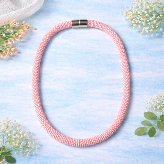 Handegehäkelte Halskette in Rosa mit feinem Glanz