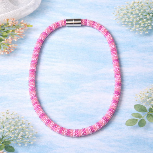 Handgehäkelte Halskette in Pink-Rosa mit drei Farbtönen