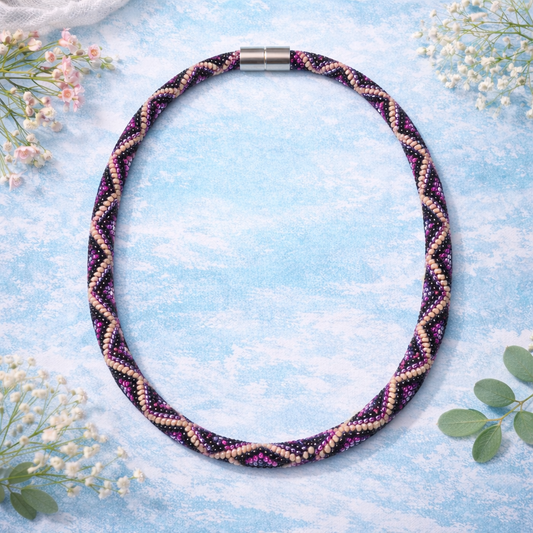 Handgehäkelte Halskette in Lila und Rosa mit feinen Details