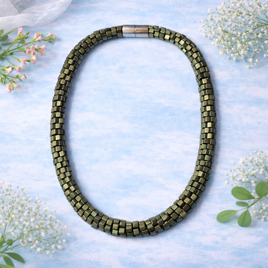 Handgehäkelte Halskette in Grün-Goldtönen