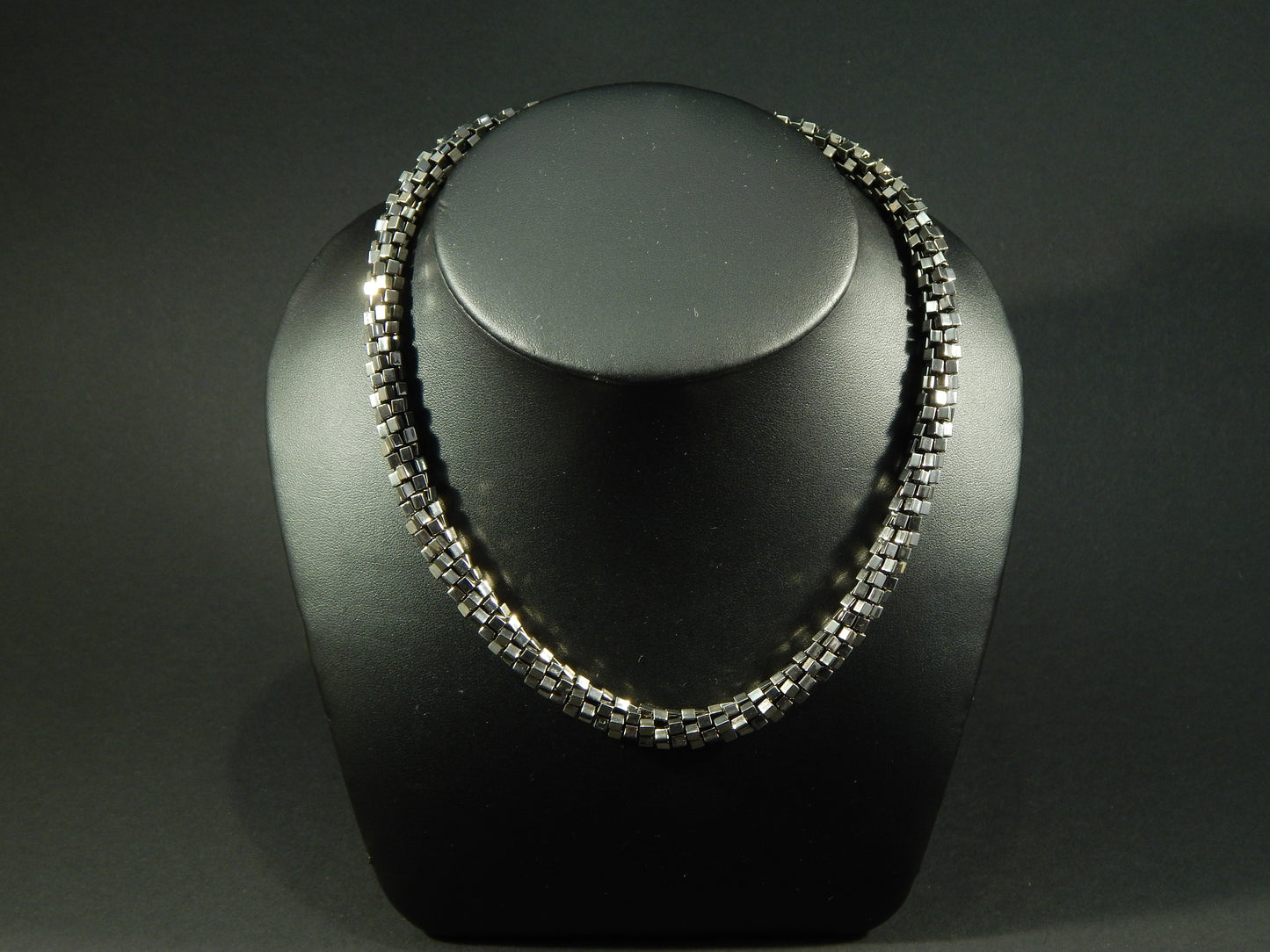 metallisch farbene Kette